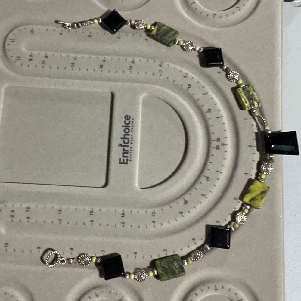Elegant Black and Green Stone Necklace - Picture 5 of 6